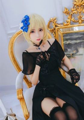 24岁性感的尹律